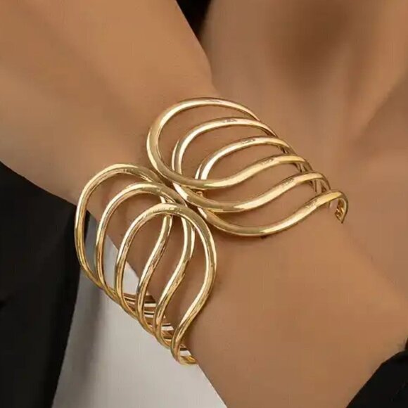 Jewelry - Gold Wide Face Bracelet